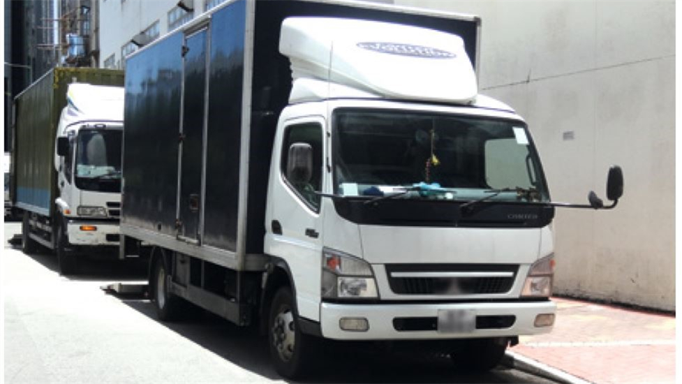 私家車倒車撞傷送貨司機